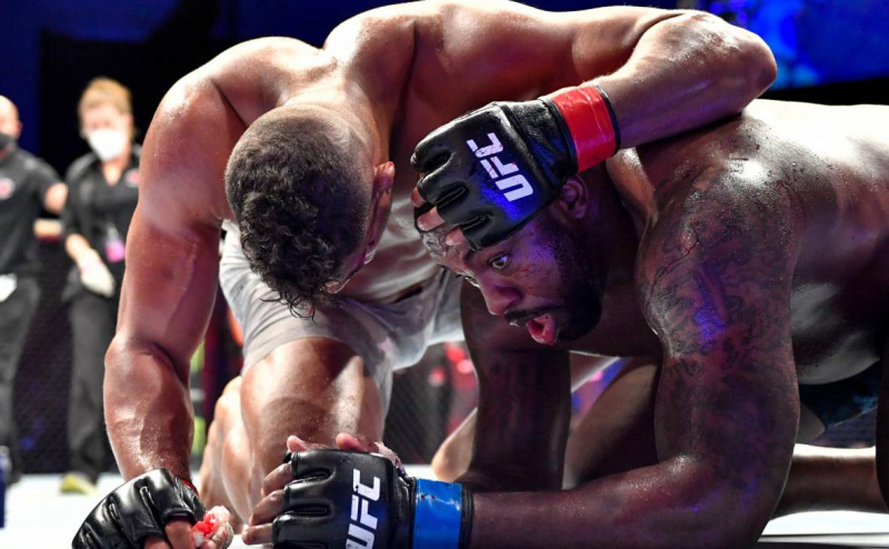 Американского бойца UFC дисквалифицировали за три разных допинг-препарата