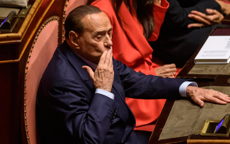 Берлускони раскритиковали за мотивацию игроков «автобусом» секс-работниц