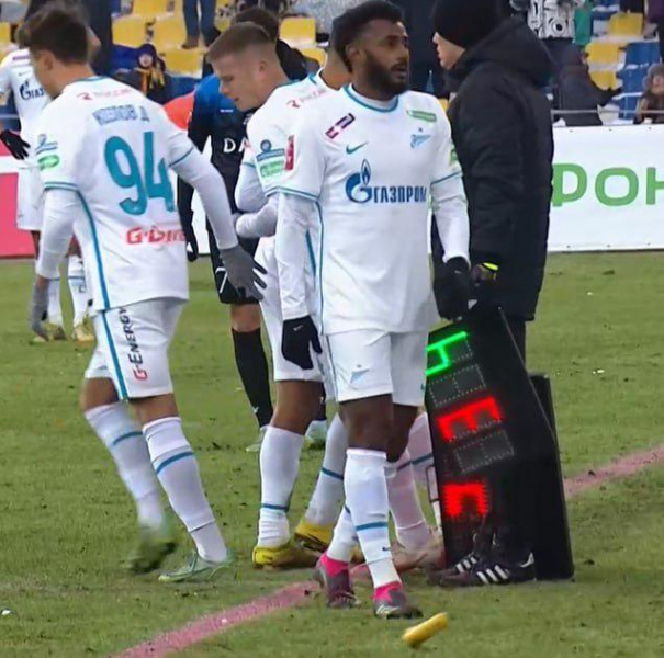 Фанаты ульяновской «Волги» бросили банан в темнокожего игрока «Зенита»