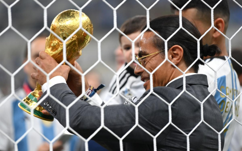 ФИФА отказалась объяснить выход звездного шеф-повара на поле в финале ЧМ