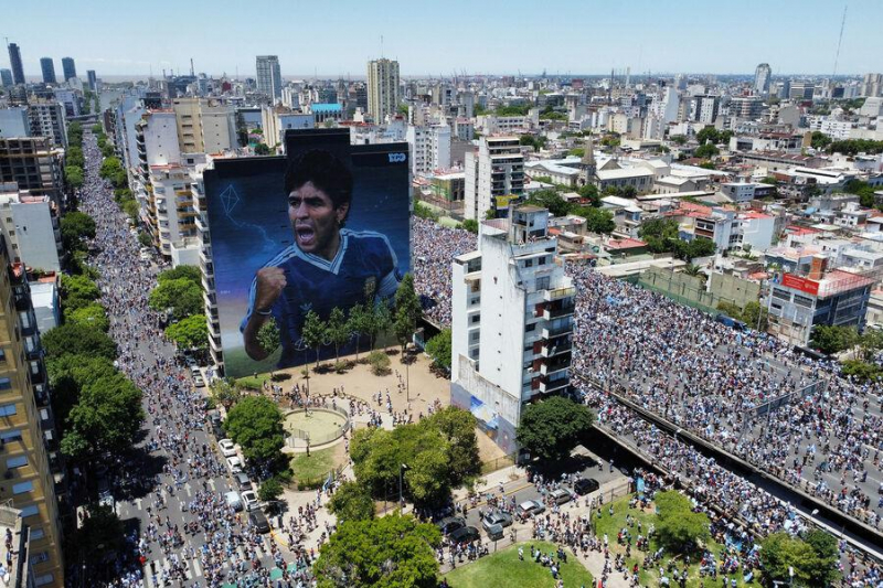 Гибель фанатов, эвакуация Месси. Как чемпионов мира встретили в Аргентине