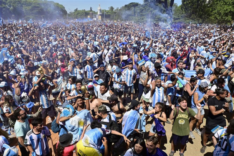 Гибель фанатов, эвакуация Месси. Как чемпионов мира встретили в Аргентине