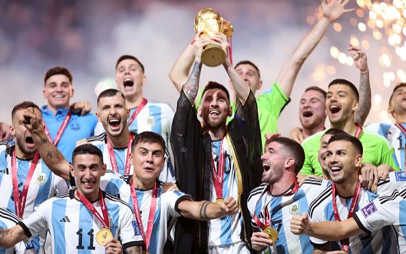 Как футболисты сборной Аргентины праздновали победу на ЧМ. Видео