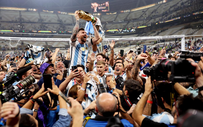 Кубок мира на самой популярной фотографии Месси оказался подделкой