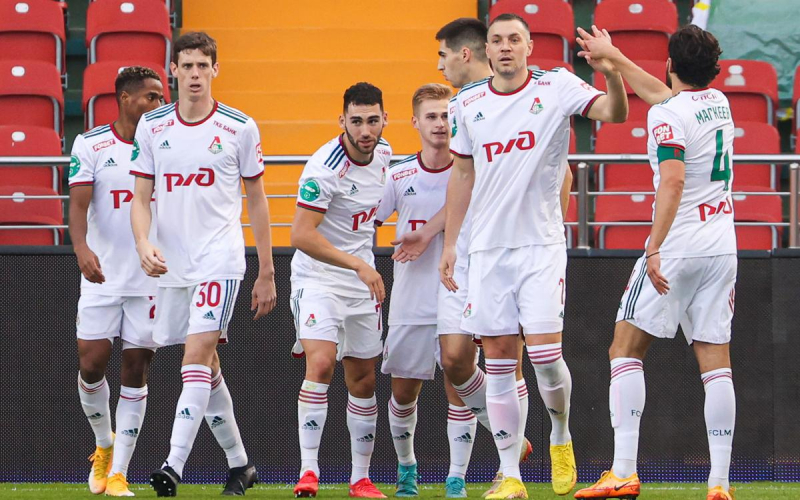 «Локомотив» после двух удалений удержал победу в матче с «Ахматом»
