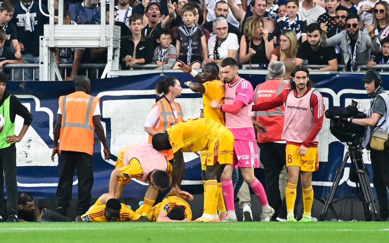 Матч чемпионата Франции прервали из-за нападения болельщика на футболиста