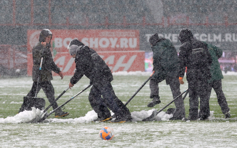 Матч «Локомотив» — «Спартак» решили провести, несмотря на снегопад