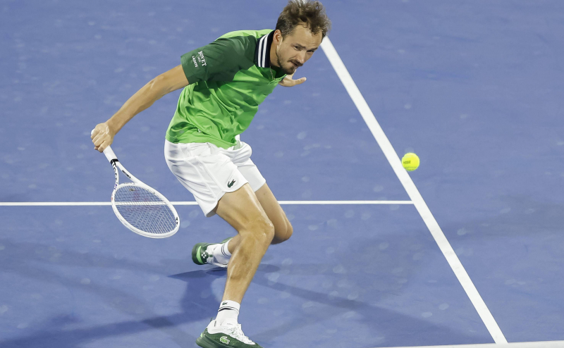 Медведев не смог выйти в финал теннисного турнира в Дохе