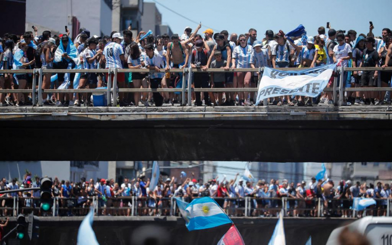 Около 10 полицейских пострадали в столкновении с фанатами в Буэнос-Айресе