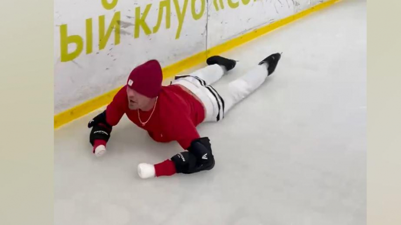 Роман Костомаров показал, как падает на льду во время тренировки