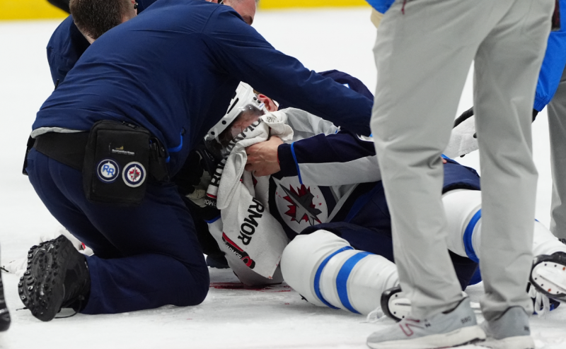 Российского игрока НХЛ увезли в больницу после попадания шайбы в лицо