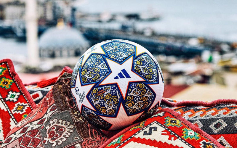 УЕФА представил официальный мяч финала Лиги чемпионов в Стамбуле